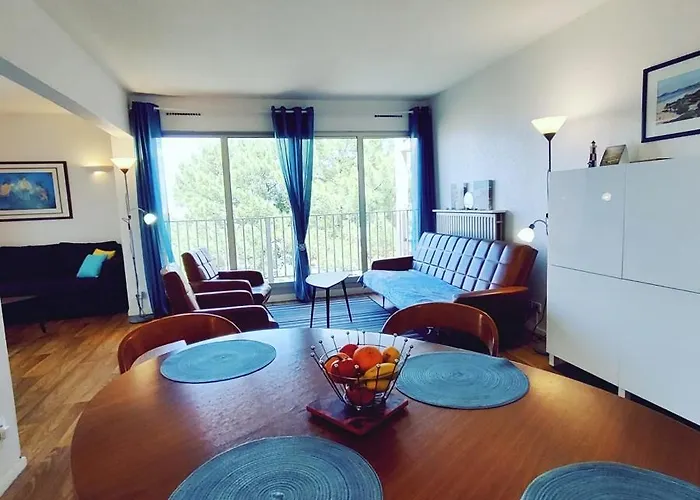 Spacious Near The Sea דירה